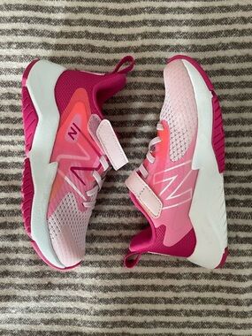 EUC New Balance Girls' RAVE RUN V2 BUNGEE LACE WITH TOP
STRAP - worn once